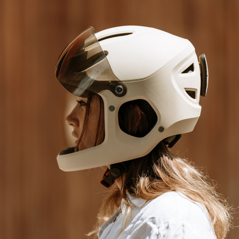 Photo du casque, blanc, sur une femme.