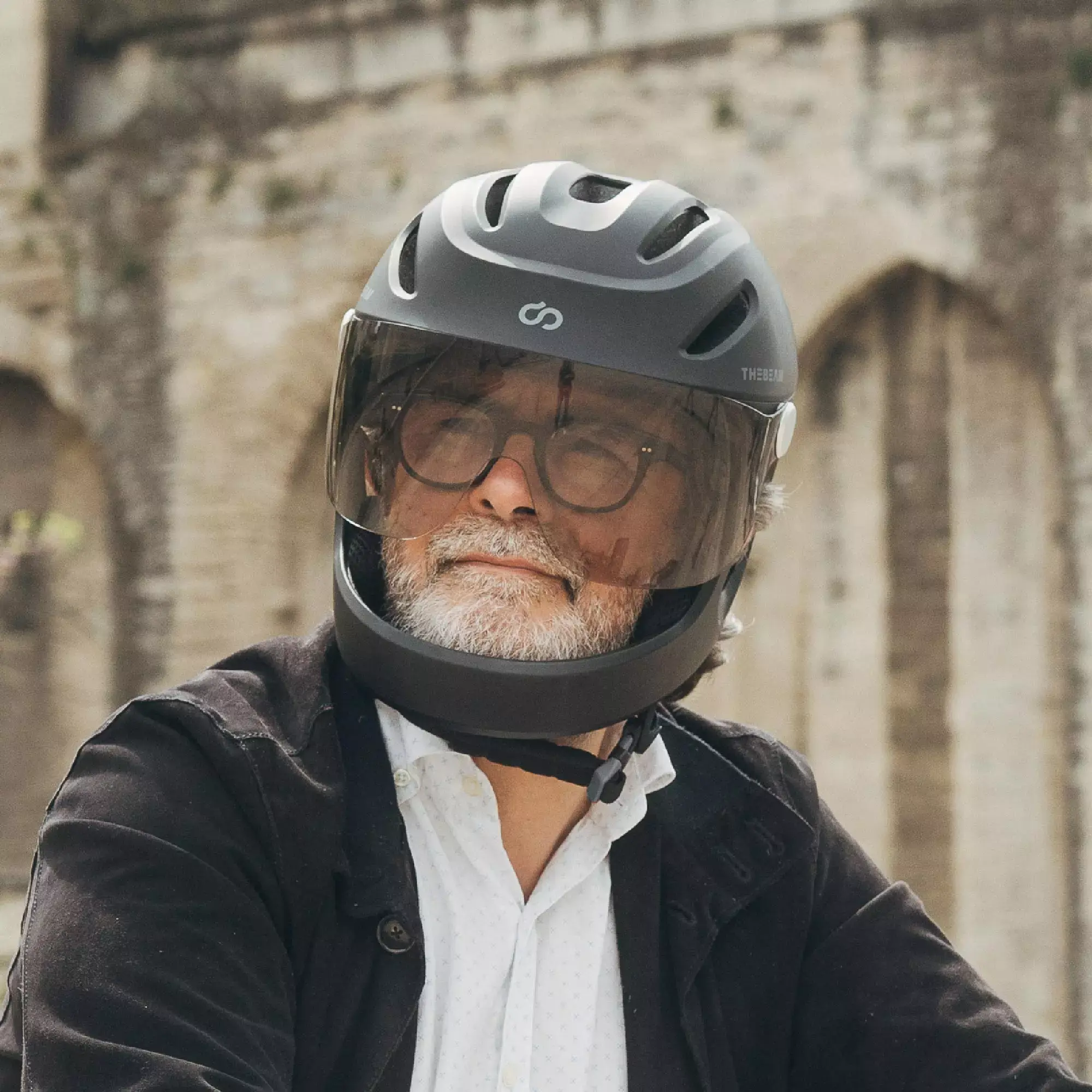 Photo du casque sur un homme.
