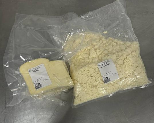 tome fraiche de cantal - coopérative laitière de la planeze - tome fraiche de cantal broyée et salée / tome fraiche de cantal bloc