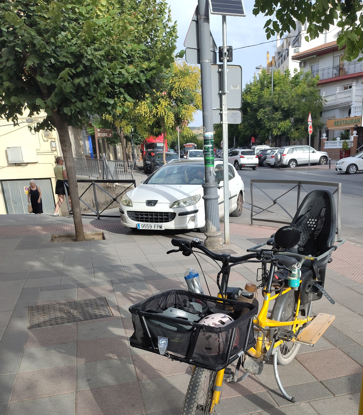 coche sobre acera bloqueando el paso de peatones.
Bici de carga en primer plano