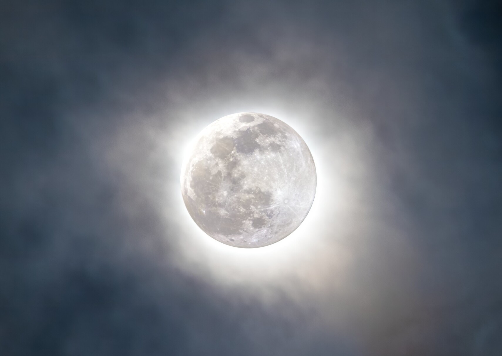 The moon last night. Яркая Луна фото. Шестая Луна. Луна Манга. Яркая Луна Манга.