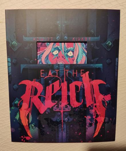 Cover des Regelwerks von „Eat the Reich“

Es stellt die Oberseite eines schwarzen Sarges dar. In der Coverseite ist ein kleines Rechteck ausgeschnitten, dahinter lugt eine in grellen Rot-, Pink- und Blautönen gehaltene Comic-Vampirgestalt hervor.
Dick über das Cover ist in tiefem Rot der Titel gedruckt, über dem ausgeschnittenen Guckloch stehen die Namen der Autoren Grant Howitt und Will Kirkby.