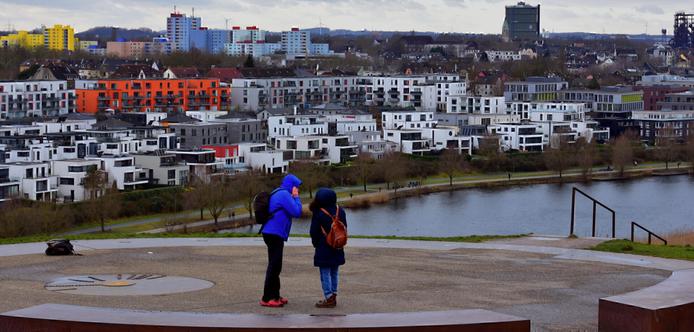 Two people in bright colors enjoy the colorfulness of the houses on a gray winter day that brightens the mood.

Zwei Menschen in leuchtenden Farben geniessen die Buntheit der Haeuser an einem grauen Wintertag, der die Stimmung aufhellt.