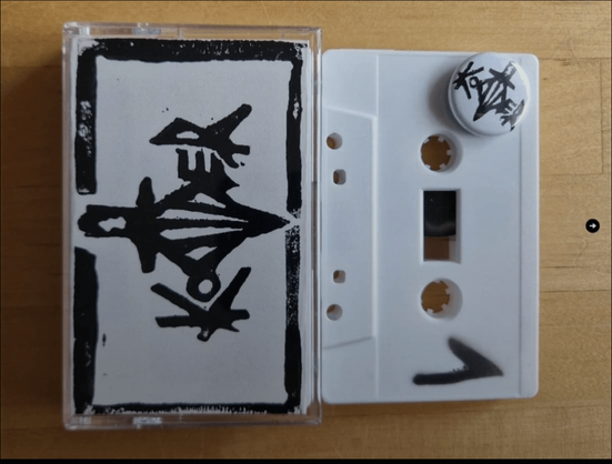 weißes kodder tape mit Hülle und button