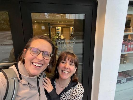 Picture of Gaëlle & Claudie in front of Komité's front door