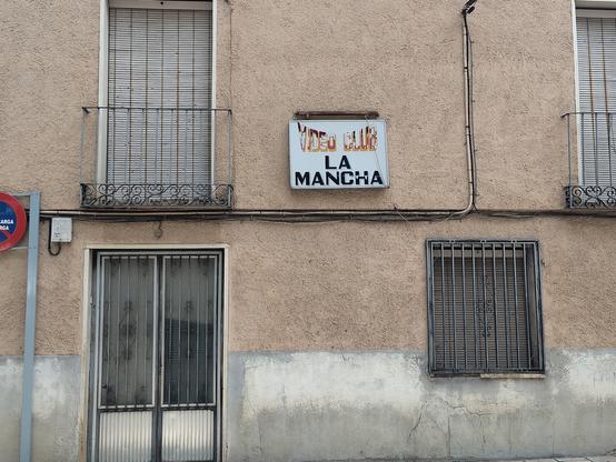 Un cartel de videoclub llamado La Mancha