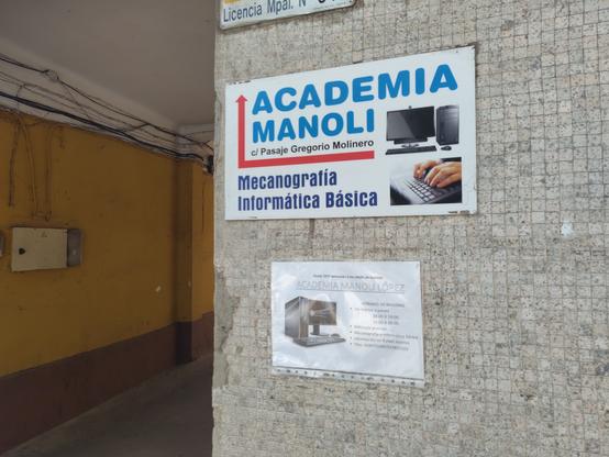 Academia Manoli. Enseñan mecanografía y chatGPT