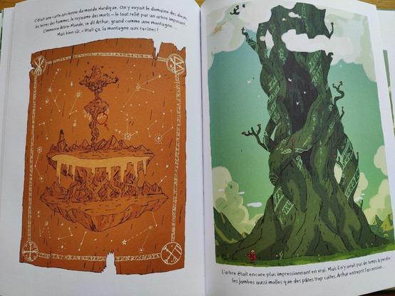 Un soin particulier est accordé aux illustrations, à l'image ici de l'arbre-monde, représenté sur un parchemin à gauche, et face à Arthur à droite.