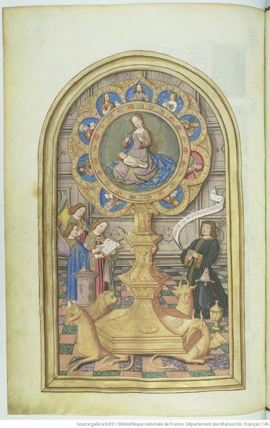 Feuillet du Français 145, folio 48 verso
Dans un cadre en trompe-l'oeil dont la partie supérieure est arrondie, une monstrance (un objet d'orfèvrerie dans lequel on présente une hostie) accueille une image de la Vierge en adoration devant l'Enfant couché sur ses genoux. Sur le pourtour de la monstrance, les apôtres sont peints dans de petits compartiments colorés. Le bas de cet objet en or ressemble à un pied de coupe, posé sur les animaux symboles des évangélistes. En bas à droite, un homme en prière ; à gauche, 3 anges chantant. Cette monstrance monumentale est située dans une pièce carrelée et devant un mur décoré