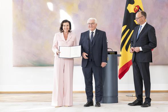 Dorothee Bär erhält von Frank-Walter Steinmeier ihre Urkunde, daneben steht Friedrich Merz.