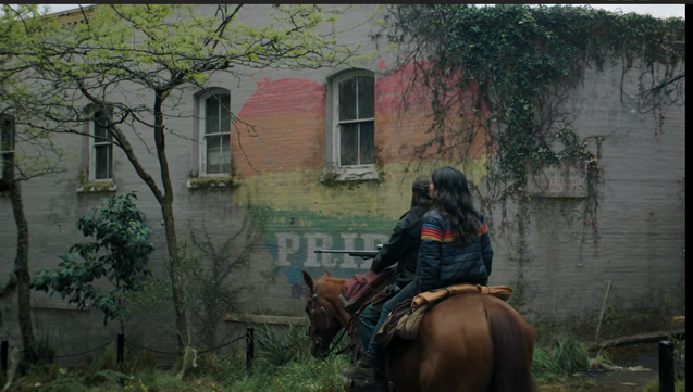 le cheval (sur lequel sont perchées les 2 persos) passe devant un bâtiment sur lequel on peut lire 'pride' avec un coeur qui entoure toute la façade y compris une fenêtre au 'milieu" du coeur de toutes les couleurs