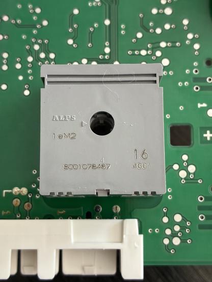 A grey box with a hole in the middle labeled ALPS 1 eM2