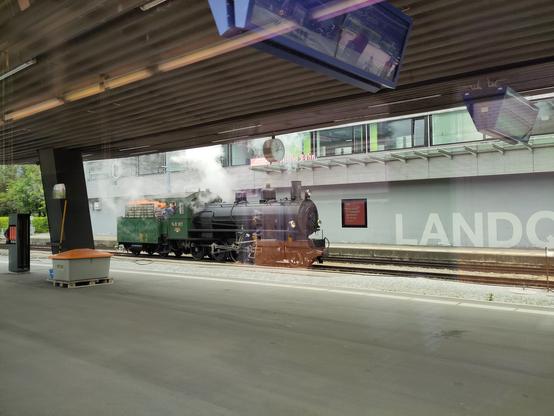 Foto. Dampflokomotive im Bahnhof.