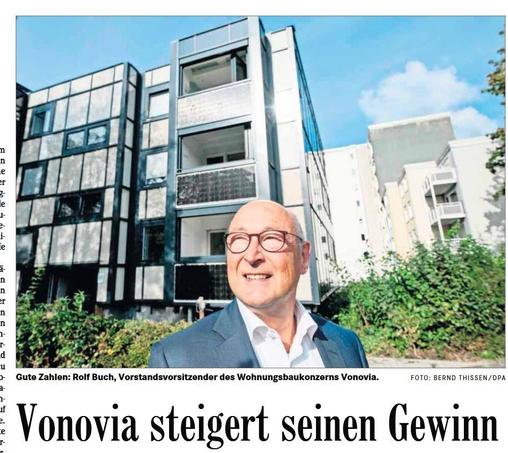 Zeitungsausschnitt mit dem Foto des Geschäftsführers der Vonovia vor einem Haus mit Balkon Solargeräten