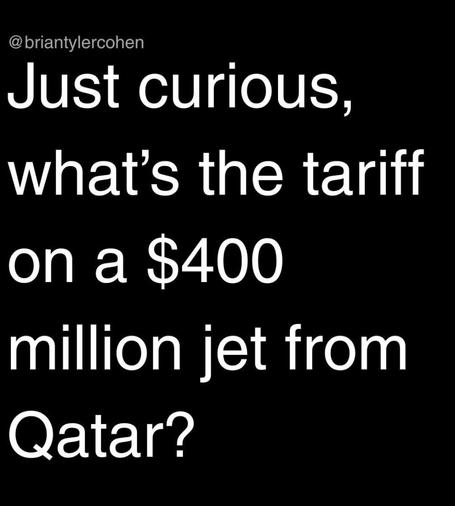 "Just curious, what's the tariff on a $400 million jet from Qatar?" (Nur neugierig, wie hoch die Zölle auf ein 400 Millionen Dollar teures Flugzeug aus Katar sind?). Der Text ist in weißer Schrift und in einer einfachen, gut lesbaren Schriftart geschrieben. Oben links ist ein Benutzername "[@]briantylercohen" in kleinerer Schrift zu sehen.