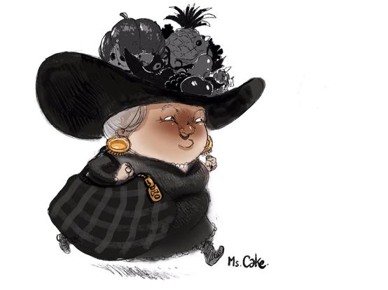 Madame Cake. Une petite dame boulotte habillée tout en noir, portant un chapeau noir orné de fruits en cire noirs.
