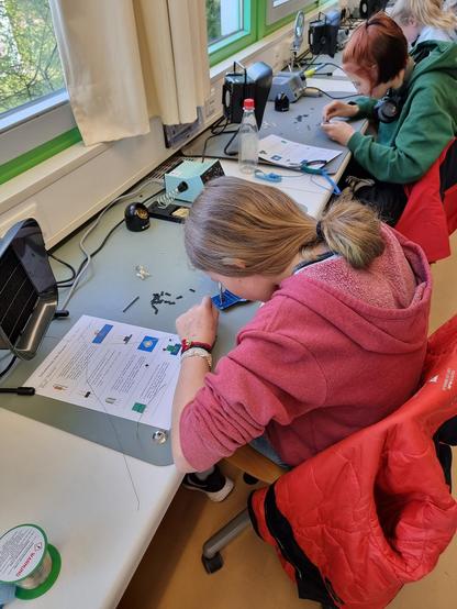 Beim Girls’ Day an der Uni Ulm können die Teilnehmerinnen selbst aktiv werden und eine Platine löten (Foto: Uni Ulm)