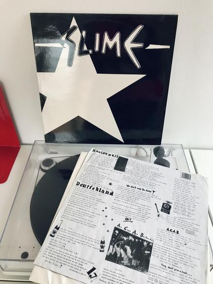 Slime I, Debütalbum der Band Slime aus dem Jahr 1981; darauf ist der Song »Deutschland«, aus dem der Buchladen Golden Shop Bremen an seiner Hausfassade zitiert.