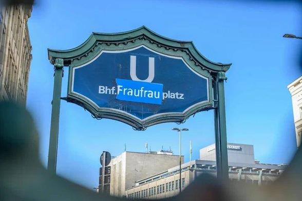 Das Schild des UBhf Herrmannplatzes wurde überklebt mit dem Text Fraufrauplatz.