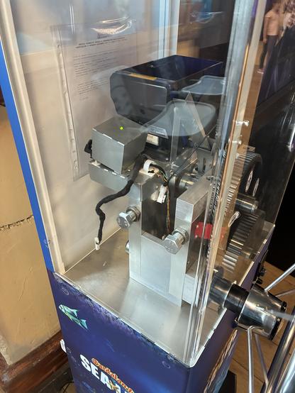 Macchina per monete souvenir con dei fili penzolanti a vista