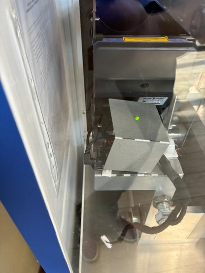 Vista di lato della macchinetta, si vede il bordo di una scheda clone di un Arduino uno.