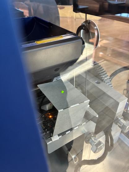 Vista di lato, si vede l’inizio della scritte ELE e UN