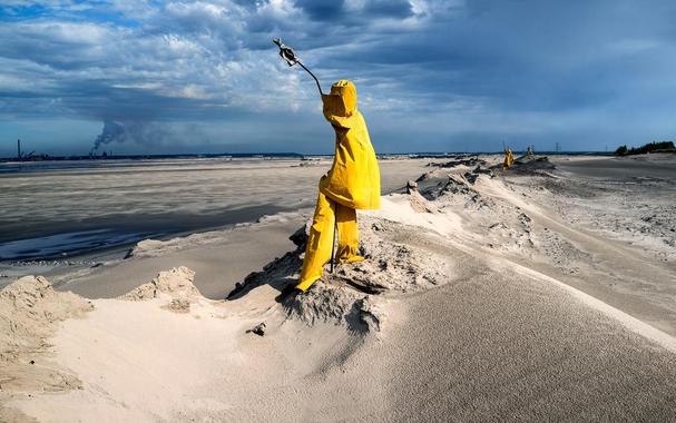 <p>Scarecrows keep away migratory birds from the dangers of the tailing ponds created by the exploitation on the tar sands at Fort McMurray, Alberta, Canada. <em>Photo by Larry Towell/Magnum</em></p>