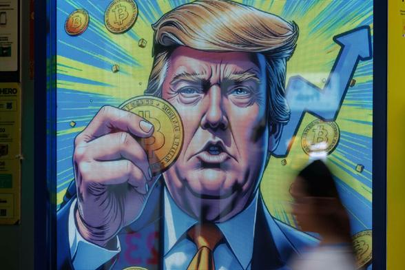 Eine Werbeanzeige zeigt einen blonden Mann, der eine goldfarbene Münze in der Hand hält