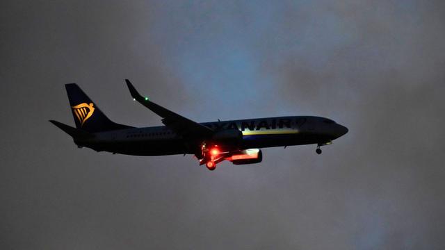A Ryanair airplane approaches for landing in Lisbon, 28 September 2022. | Copyright AP Photo/Armando Franca A Ryanair airplane approaches for landing in Lisbon, 28 September 2022. | Copyright AP Photo/Armando Franca