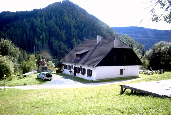 Der Persmanhof, Partisanenstützpunkt während des Krieges, Ort des Massakers vom 25. April 1945 an 4 Erwachsenen und 7 Kindern. Heute Museum mit dem Partisanendenkmal davor.