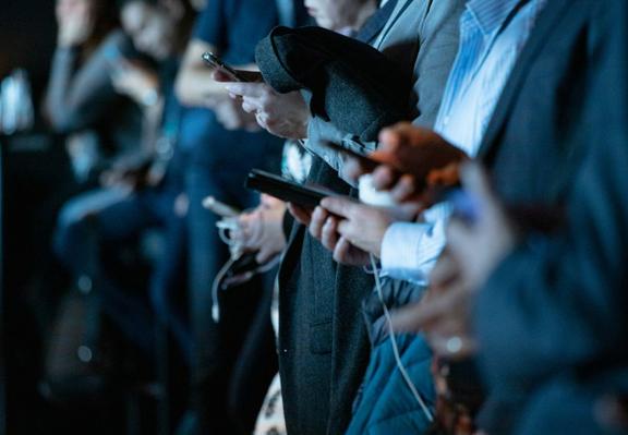 Medien und Mimesis. Journalismus in Zeiten digitaler Aufmerksamkeitsökonomie - Medien und Mimesis. Journalismus in Zeiten digitaler Aufmerksamkeitsökonomie