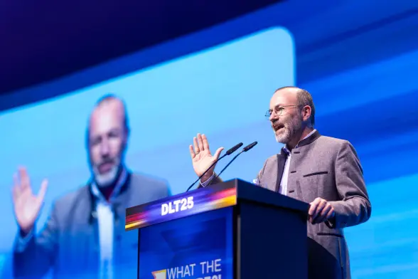 Interne Chats belegen Kooperation von Webers EVP mit Rechten - Interne Chats belegen Kooperation von Webers EVP mit Rechten