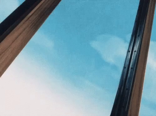 An animated GIF of a falling guillotine blade, seen from different (Dutch) angles.