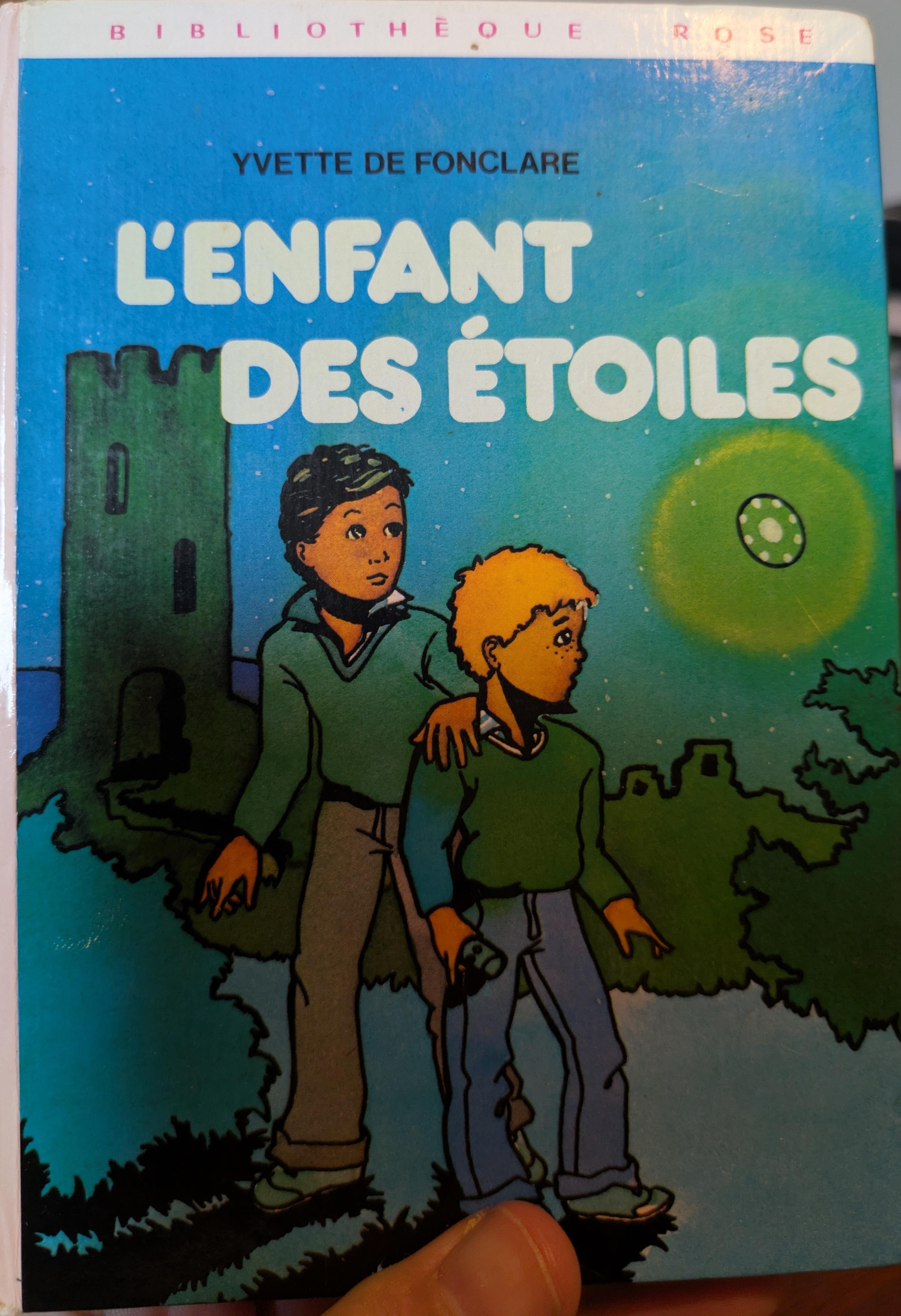 Le livre de bibliothèque rose "L'enfant des étoiles".

Pour la petite histoire, Yvette de Fonclare, l'autrice, avait envoyé un synopsis à Disney pour une éventuelle adaptation, qui a été refusée.
Quelques temps après, sortait E.T., qui présente d'étranges similitudes. D'autant que dans l'équipe de scénaristes, on retrouvait une ancienne employée de Disney.

Yvette de Fonclare a bien entendu perdu son procès en plagiat.