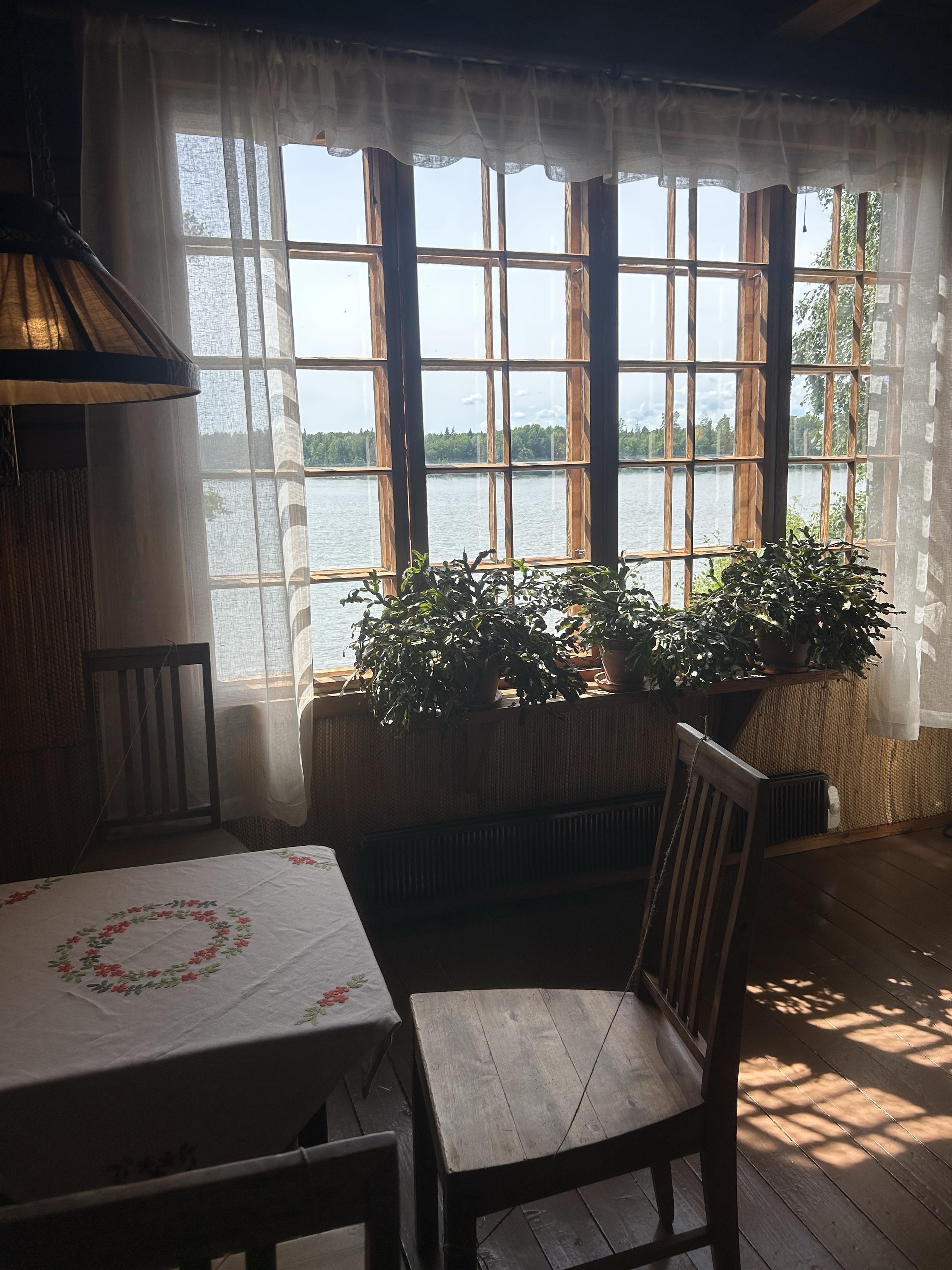 Näkymä Halosenniemen keittiön ikkunasta Tuusulanjärvelle