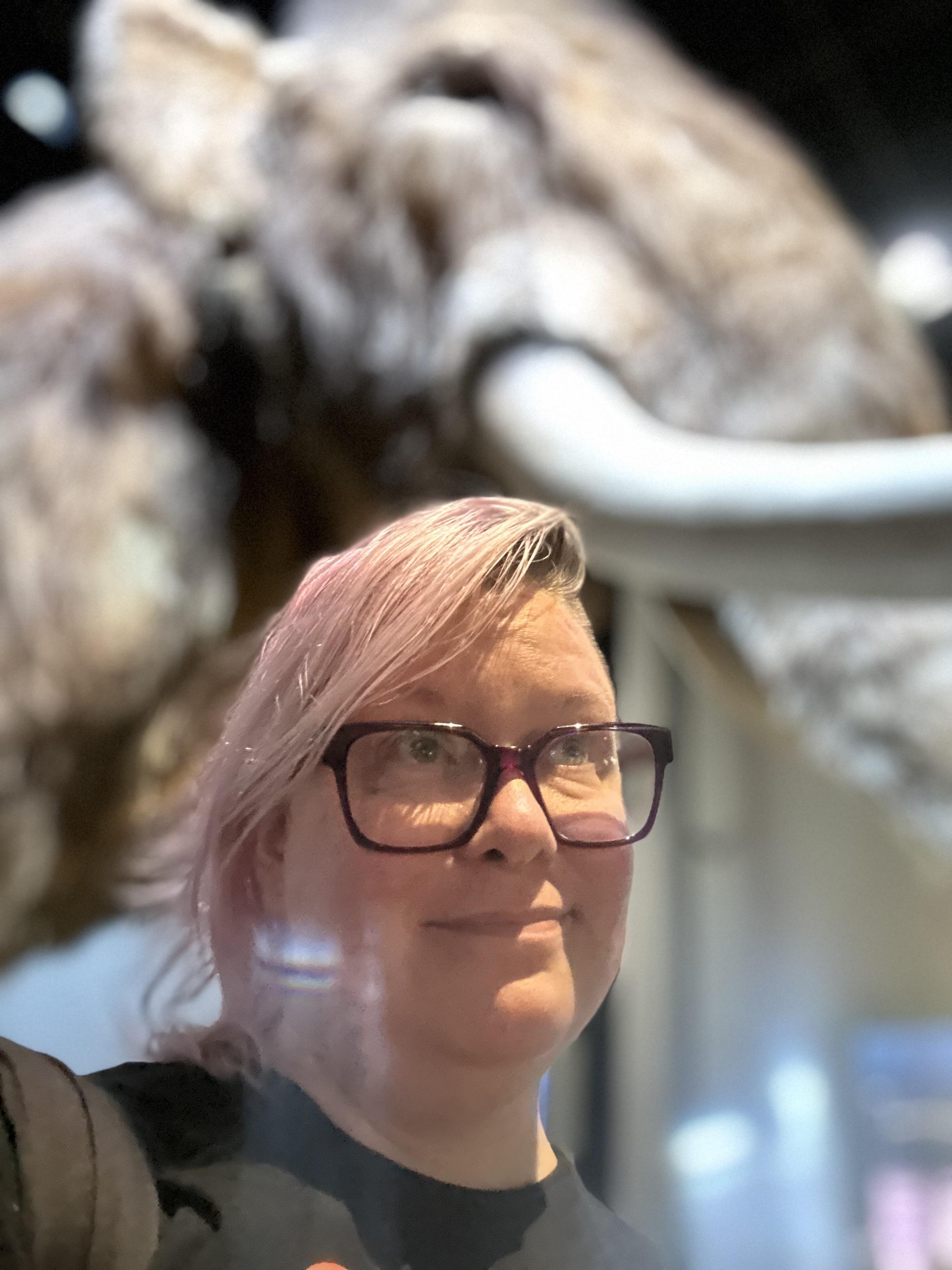 Mastodontti sekä hymyilevä Mastodonttaaja