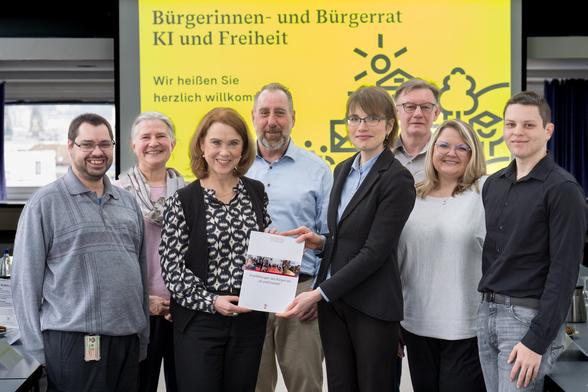 Übergabe der Empfehlungen des Bürgerrates „KI und Freiheit“ an Petra Olschowski (3. von links), Ministerin für Wissenschaft, Forschung und Kunst des Landes Baden-Württemberg. Foto: Wolfram Scheible/Universität Tübingen