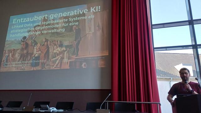 Stefan Kaufmann mit seinem kritischen Vortrag zu generativer KI und Plädoyer für mehr Linked Open Data stattdessen.