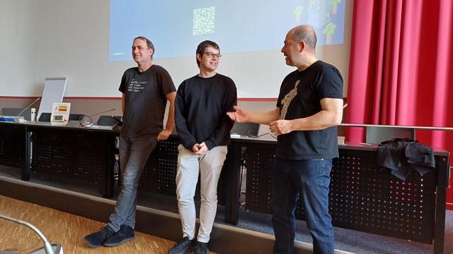 Auszeichnung der beiden Veteranen Thomas und Lennart, die an allen Hackdays der letzten 10 Jahre teilgenommen haben, ebenso wie der Auszeichnende Claus Arndt