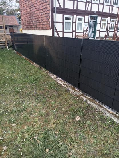 Ein Solarzaun an der Grenze zum Nachbargrundstück.