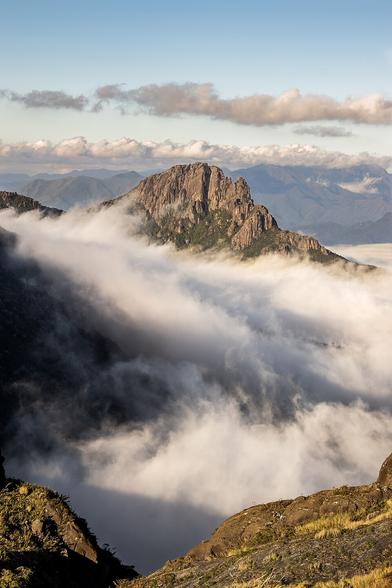 Brouillard autour du Pico do Itaguaré vu depuis le Pico dos Marins dans la serra da Mantiqueira (Brésil).