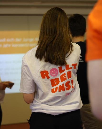 Rücken-Aufschrift eines T-Shirts: "Rollt bei uns! Junger ADFC"
