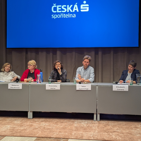 Fünf Personen sitzen hinter einen Tisch. In der Mitte, mit einem Mikrofon sprechend, sitzt Franziska Heine, geschäftsführende Vorständin von Wikimedia Deutschland. Das Bild ist auf der Generalversammlung von Wikimedia Europe entstanden.