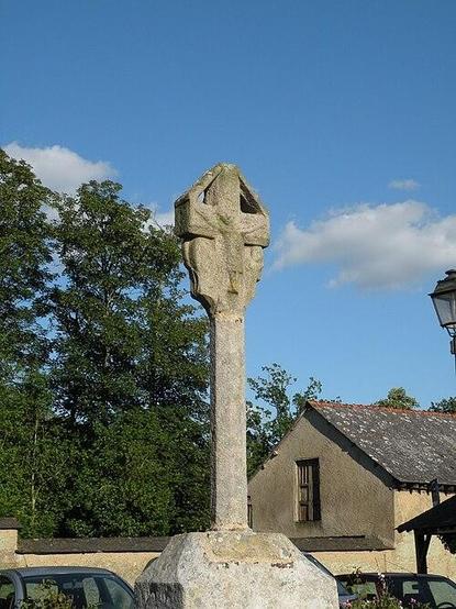 Croix en granit du XVe siècle à #Clayes (#IlleEtVilaine) Sur trois marches, un socle carré se termine en octogone. Sur la croix, la branche ouest présente la Vierge à l'Enfant accompagnée de deux personnages ; ...
Suite 👉 https://monumentum.fr/monument-historique/pa00090534/clayes-croix-en-granit-du-15e-siecle
#Patrimoine #MonumentHistorique
Photo CC-BY-SA 4.0 : Pymouss