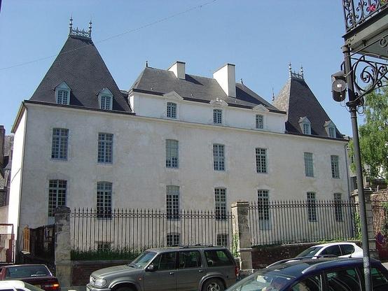Hôtel de Sévigné à #Vitré (#IlleEtVilaine) L'ancien hôtel de Sévigné, attesté dès le XVe siècle et construit sur le mur d'enceinte de la ville, fut racheté en 1740 par les Hay de Nétumières, seigneurs des Roche...
Suite 👉 https://monumentum.fr/monument-historique/pa35000007/vitre-hotel-de-sevigne
#Patrimoine #MonumentHistorique
Photo CC-BY-SA 4.0 : Pacoviande