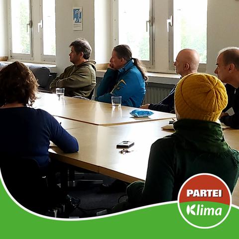Einige unserer Fraktionsmitglieder sitzen im Konferenzraum und blicken während des Workshops auf unseren Gast von den Psychologists for Future Düsseldorf.