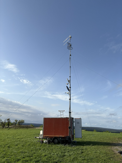 A trailer with amateur radio antennas for super high frequency bands.