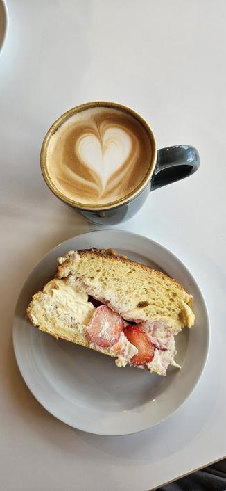 Strawberry and custard brioche cake. Very nice indeedy. 😄🌟