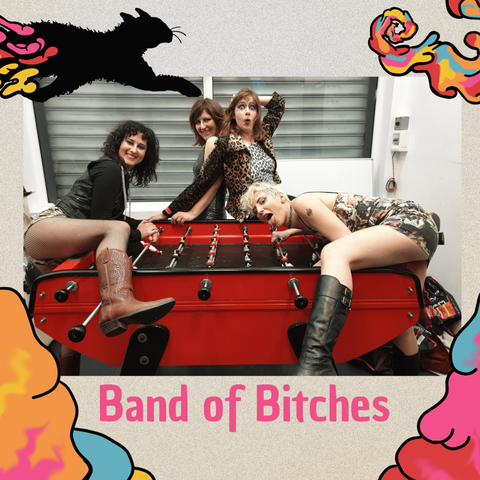 Quatre femmes avec des tenues colorés escaladant un baby-foot avec écrit Band of Bitches en dessous, et entourées de nuages multicolores dont sort un chat noir
