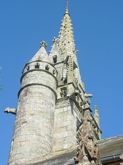 Eglise Saint-Ténénan à #Guerlesquin (#Finistère) Le portail occidental et le clocher qui le surmonte datent de 1520. Le clocher présente une chambre de cloche ajourée, entourée d'une galerie que surmontent un e...
Suite 👉 https://monumentum.fr/monument-historique/pa00089984/guerlesquin-eglise-saint-tenenan
#Patrimoine #MonumentHistorique
Photo CC-BY-SA 4.0 : Moreau.henri